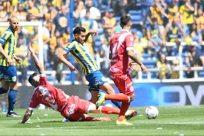 Rosario Central y Argentinos, en un partido parejo aunque el local jugó más de un tiempo con diez por la expulsión de Ferreyra