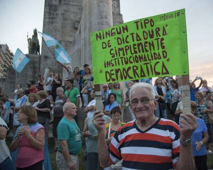 Rosario. En el monumento a la Bandera, por la democracia