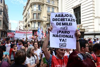 Rosario: gremios y organizaciones sociales locales se manifestaron por el microcentro rosarino contra el DNU del presidente Milei