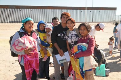 Rosario Medina espera en el lado mexicano de la fontera junto a su familia