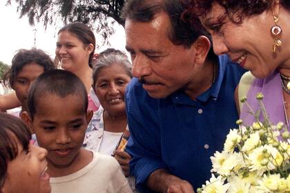 Rosario Murillo, ahora vicepresidenta y portavoz del gobierno, así como primera dama, dio forma a la estrategia de medios de Ortega. Aquí, la pareja hizo campaña durante su fallida candidatura a la presidencia en 2001