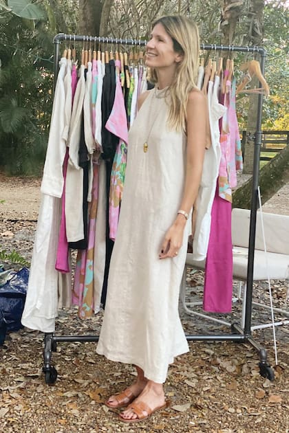 Rosario Oyhanarte
(casada con Alejandro
Novillo Astrada) revisó
con detenimiento cada
uno los percheros.