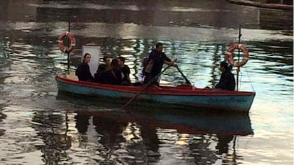Rosario Zorraquín. Cerró este fin de semana su muestra en la galería Isla Flotante con una navegación con cuadro a bordo