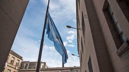 Bandera a media asta en el Instituto Politécnico de Rosario donde estudiaron los cinco rosarinos muertos en el atentado de Manhattan