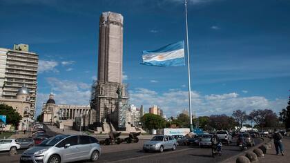 Monumento a la Bandera con la bandera a media asta 