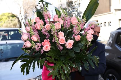 Rosas para la conductora en su gran regreso a la televisión