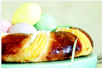 Rosca de Pascua con huevos en la superficie