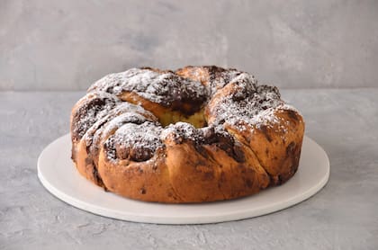 Rosca de pascua trenzada con chocolate y almendras, de Mada Patisserie