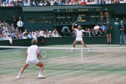 Roscoe Tanner (de espaldas) jugando contra Björn Borg en Wimbledon