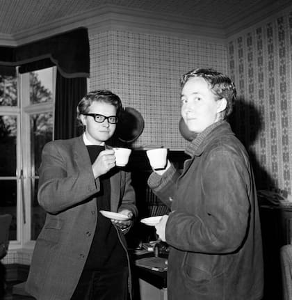 Rose Dugdale, a la izquierda con anteojos, cuando estudiaba en St Anne's College en 1961.