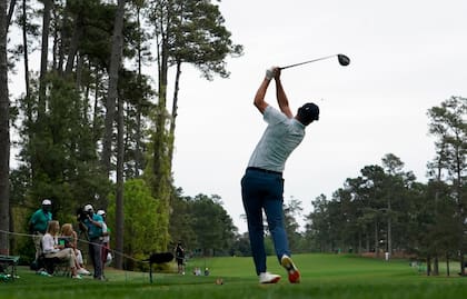 Rose empleó 65 golpes y quedó a dos del récord de la cancha; tiene cuatro de ventaja sobre sus perseguidores / AP