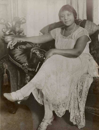 Rose Rector, madre de Sarah, recién mudada a la mansión de Kansas City en 1920
