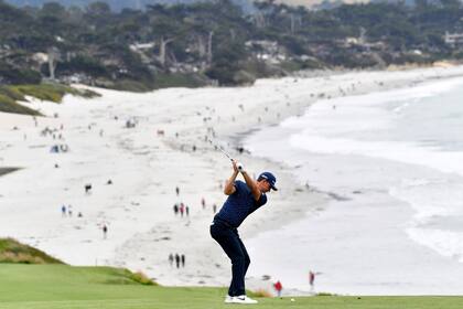 Rose va a pegar en el hoyo 9, con la bahía de Monterrey de fondo