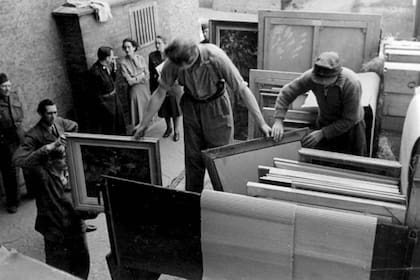 Rose Valland cataloga obras de arte recuperadas