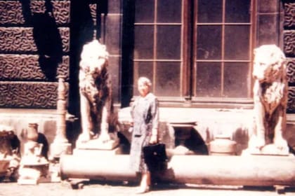 Rose Valland posa entre los leones de granito que encontró en la residencia de Hermann Göering