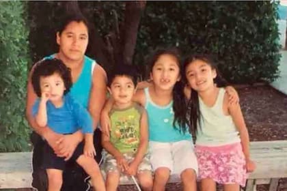 Rosemary Alvarado llegó a EE.UU. desde su país, Guatemala, cuando era menor de edad. En la foto, con sus cuatro hijos estadounidenses
