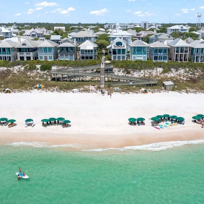 Rosemary Beach se destaca por sus aguas cristalinas y su blanca arena