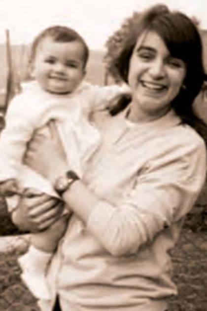 Rosemary con su hija Mae en brazos