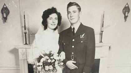 Rosemary y George MacCallum en el día de su boda, el 14 de julio de 1945
