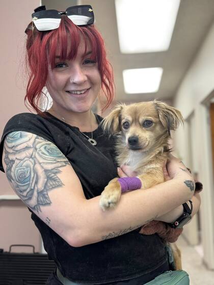 Rosen y su humana Bella, feliz y adoptado.