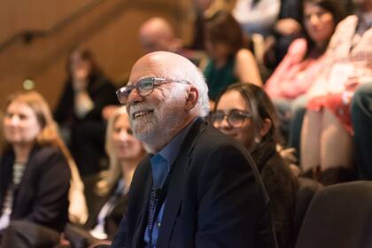 Rosental Calmon Alves: "El periodismo está prestando un servicio público vital al desmentir las noticias falsas que se diseminan por maldad o por pura estupidez de inocentes útiles que no usan el mínimo de sentido común al compartir cualquier cosa en sus redes sociales"