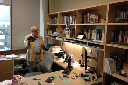 Rosental Calmon Alves en su despacho en el Belo Center, un centro de producción de medios de la Universidad de Texas