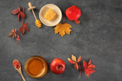 La manzana con miel y la granada son dos de las comidas típicas del Rosh Hashaná