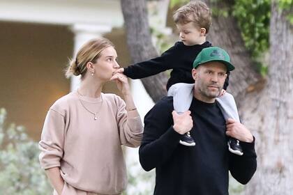 Rosie Huntington-Whiteley y Jason Statham salieron a tomar aire con su hijo Jack