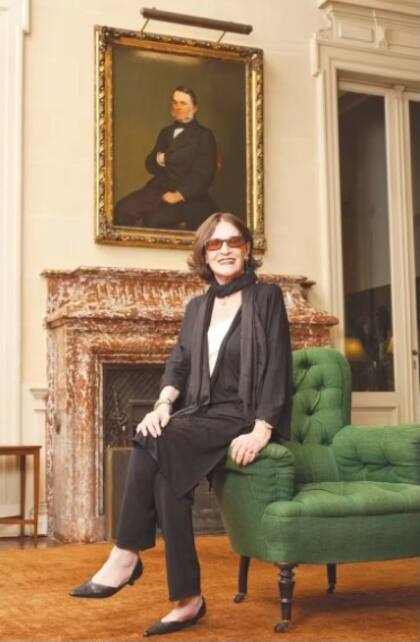 Rosita Zemborain, delante del retrato de su tatarabuelo, Manuel José de Ocampo y González