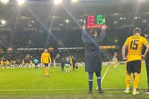 El hincha que terminó como árbitro en un partido de la Copa de la Liga inglesa