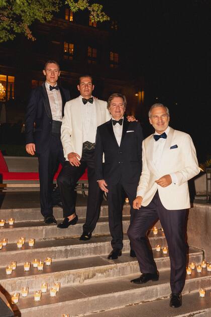 Ross Parker, James Boyd Niven y los arquitectos Leopoldo Montes y Javier Iturrioz