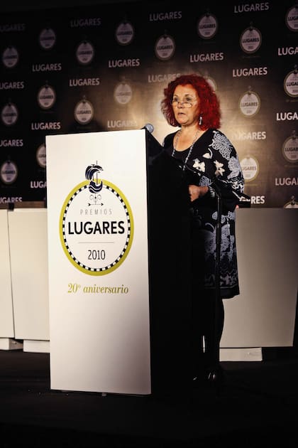 Rossana Acquasanta, directora entre 2004 y 2022, da el discurso de bienvenida durante los Premios LUGARES 2010. Los premios se celebraron entre 2004 y 2012.