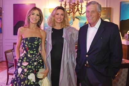 Rossella della
Giovampaola le cuenta a Verónica
Quintana y a Antonio Bullrich que
está feliz de convertirse en abuela
a mitad de año. “Pienso viajar
muy seguido a Nueva York, donde
vive María Toscana, mi hija”, dijo