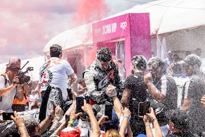 Rossi cuidó los neumáticos en una carrera exigente y cruzó la meta en el tercer puesto, resultado suficiente para asegurar la corona.