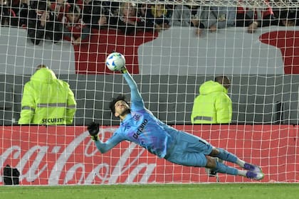 Rossi frustra al defensor Gastón Benedetti durante la tanda de penales contra Estudiantes; si una serie termina empatada, Flamengo tiene ventaja en su arquero.