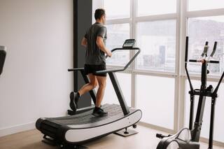 Es argentino, corre hace 40 años y busca romper un récord Guinness que va más allá de la velocidad