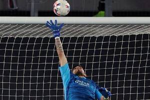 Rossi se estira para sacar el cabezazo de Palavecino, Fue la atajada del partido