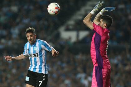Rossi tapa una llegada de Hauche que por centímetros no terminó en gol de Racing