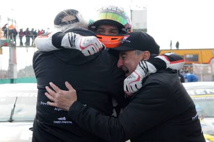 Rossi celebra con los integrantes del Toyota Gazoo Racing