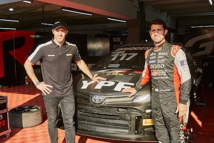 Rossi y López, con el Toyota Corolla con el que intentarán triunfar juntos en la carrera larga porteña; con Marcelo Ciarrocchi, el modelo japonés ganó las dos carreras de la última fecha en Concepción del Uruguay, y su rendimiento ilusiona a los dos pilotos.
