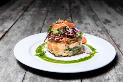 Rösti de salmón, uno de los platos inamovibles de la carta del bistró Tibuk.