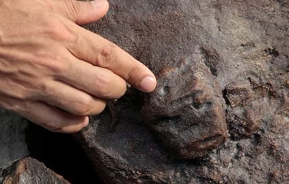 Rostro humano tallado en la roca