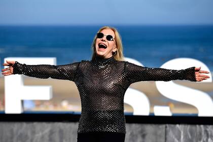 Roth lució bajo el cielo de San Sebastián una polera con apliques brillantes y un pantalón negro, a tono
