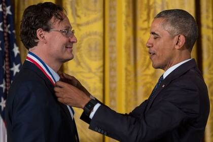 Rothberg fue premiado en 2016 por su trabajo sobre el ADN. En esta imagen, el expresidente Barack Obama le colocaba la Medalla Nacional de Tecnología e Innovación