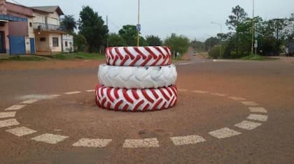 Rotonda low cost: un intendente utilizó tres gomas de camión para delimitar una calle en Corrientes