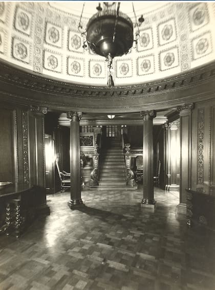 Rotonda y escalera de roble en la residencia de Diagonal de Victoria Aguirre. 1927