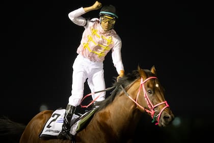 Roundofapplause, un caballo argentino radicado en Uruguay desde potrillo, se adjudicó el Gran Premio José Pedro Ramírez (G1), en Maroñas.