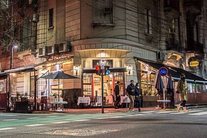 Roux, en la esquina de Peña y Azcuénaga