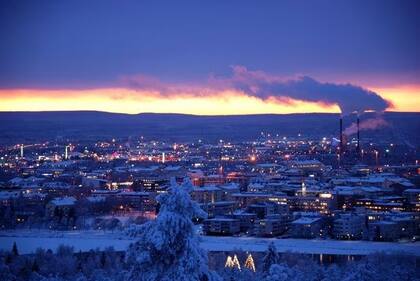 Rovaniemi es la capital de Laponia en el norte de Finlandia. A pesar de que casi fue destruida por completo durante la Segunda Guerra Mundial, hoy es una ciudad moderna conocida como el hogar “oficial” de Papá Noel