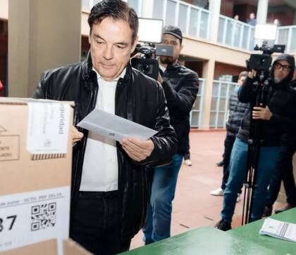 Rovira votó pasadas las 9 en la Escuela 528 del centro de Posadas, pero se retiró sin hacer declaraciones a la prensa.